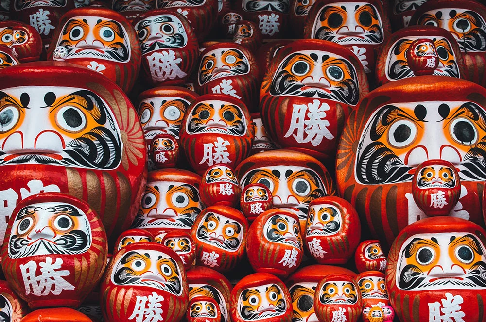 Bambole daruma in un tempio giapponese